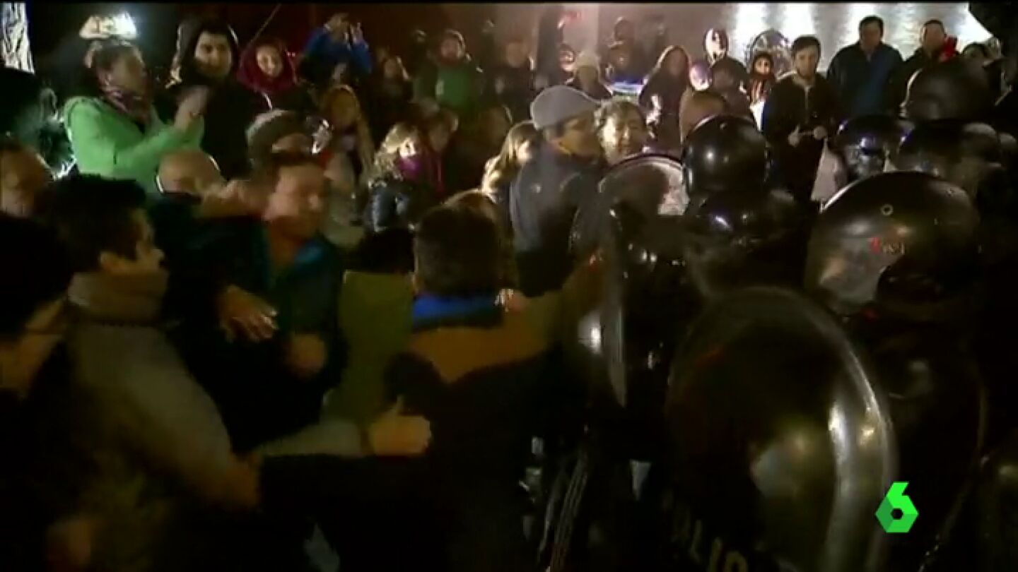 Enfrentamientos entre la Polic&iacute;a y los manifestantes contra la expresidenta Cristina Fern&aacute;ndez de Kirchner
