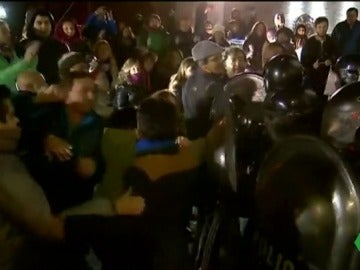 Enfrentamientos entre la Policía y los manifestantes contra la expresidenta Cristina Fernández de Kirchner Enfrentamientos entre la Policía y los manifestantes contra la expresidenta Cristina Fernández de Kirchner