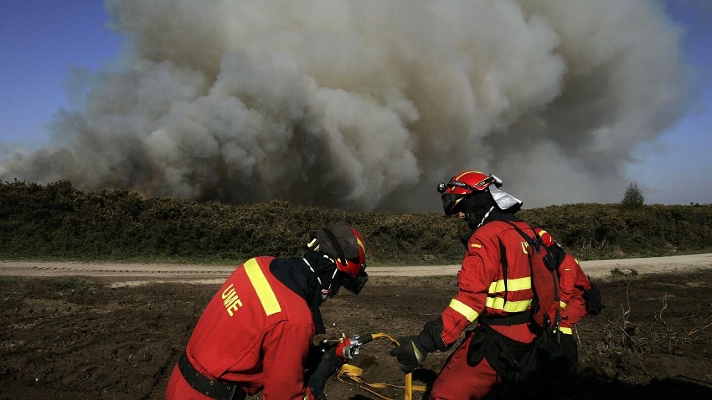 Efectivos de Bomberos durante las labores de extinci&oacute;n del incendio