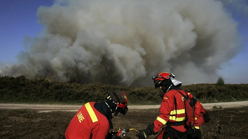 Efectivos de Bomberos durante las labores de extinción del incendio