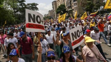 Un grupo de manifestantes marcha por la calles de Caracas