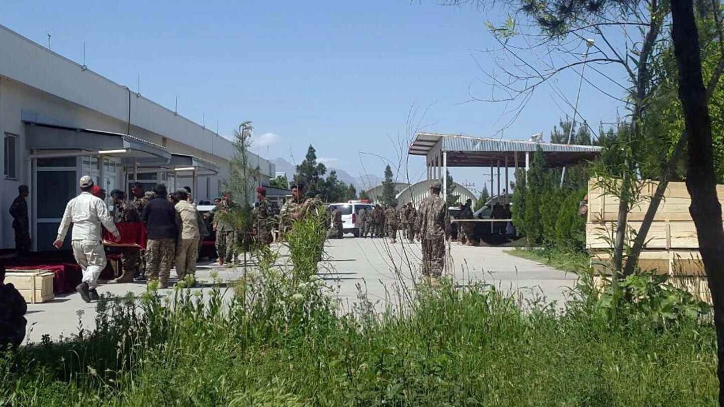 Soldados afganos portan los cuerpos de soldados en una base militar un d&iacute;a despu&eacute;s de que fuera atacada por los militantes en la provincia de Balkh