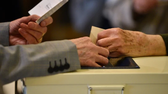 Un votante deposita su voto en una urna a las elecciones presidenciales de Francia Un votante deposita su voto en una urna a las elecciones presidenciales de Francia