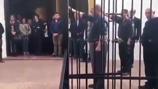 Cantan el 'Cara al sol' en el funeral por el exministro franquista Utrera Molina frente a Ruiz-Gallardón Cantan el 'Cara al sol' en el funeral por el exministro franquista Utrera Molina frente a Ruiz-Gallardón