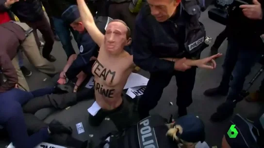 Un grupo de activistas de Femen con caretas de Putin Un grupo de activistas de Femen con caretas de Putin