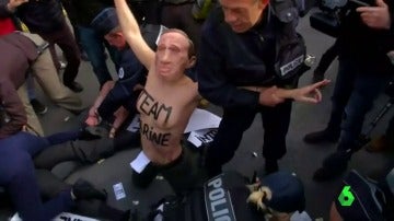 Un grupo de activistas de Femen con caretas de Putin