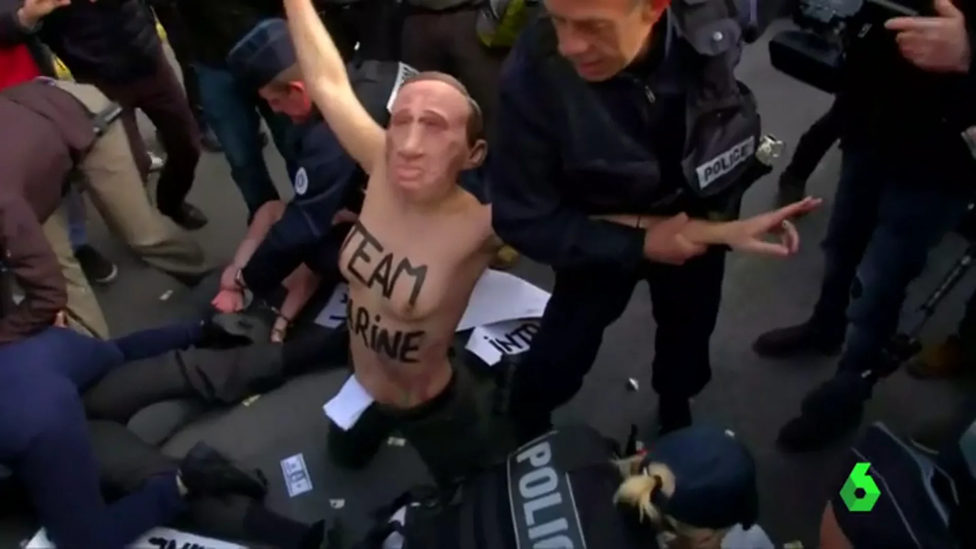 Un grupo de activistas de Femen con caretas de Putin