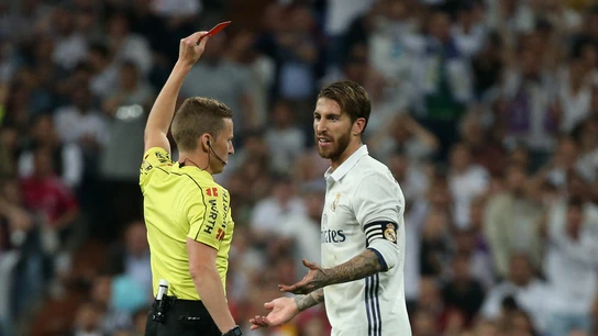 El árbitro le muestra la roja directa a Ramos El árbitro le muestra la roja directa a Ramos