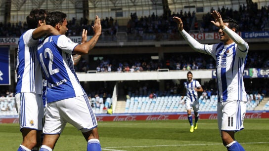 Los jugadores de la Real Sociedad celebran un gol