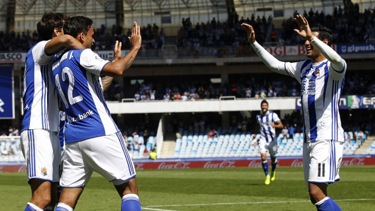 Los jugadores de la Real Sociedad celebran un gol