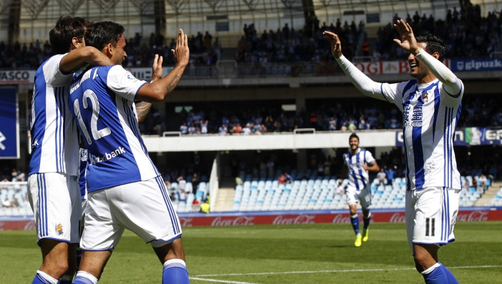 Los jugadores de la Real Sociedad celebran un gol