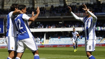 Los jugadores de la Real Sociedad celebran un gol