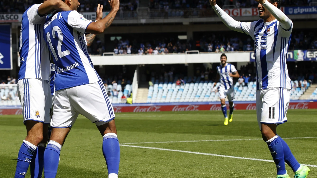 Los jugadores de la Real Sociedad celebran un gol