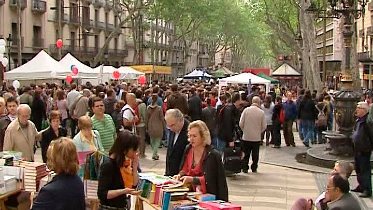 Un puesto de libros en el paseo de las Ramblas de Barcelona por Sant Jordi