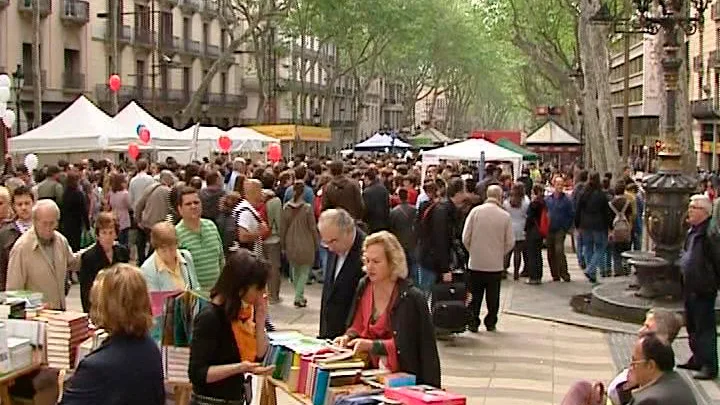 Un puesto de libros en el paseo de las Ramblas de Barcelona por Sant Jordi