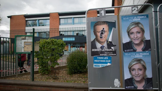 Carteles con alguno de los candidatos presidenciales en Francia adornan vallas publicitarias en el exterior de una mesa electoral en París (Francia) Carteles con alguno de los candidatos presidenciales en Francia adornan vallas publicitarias en el exterior de una mesa electoral en París (Francia)