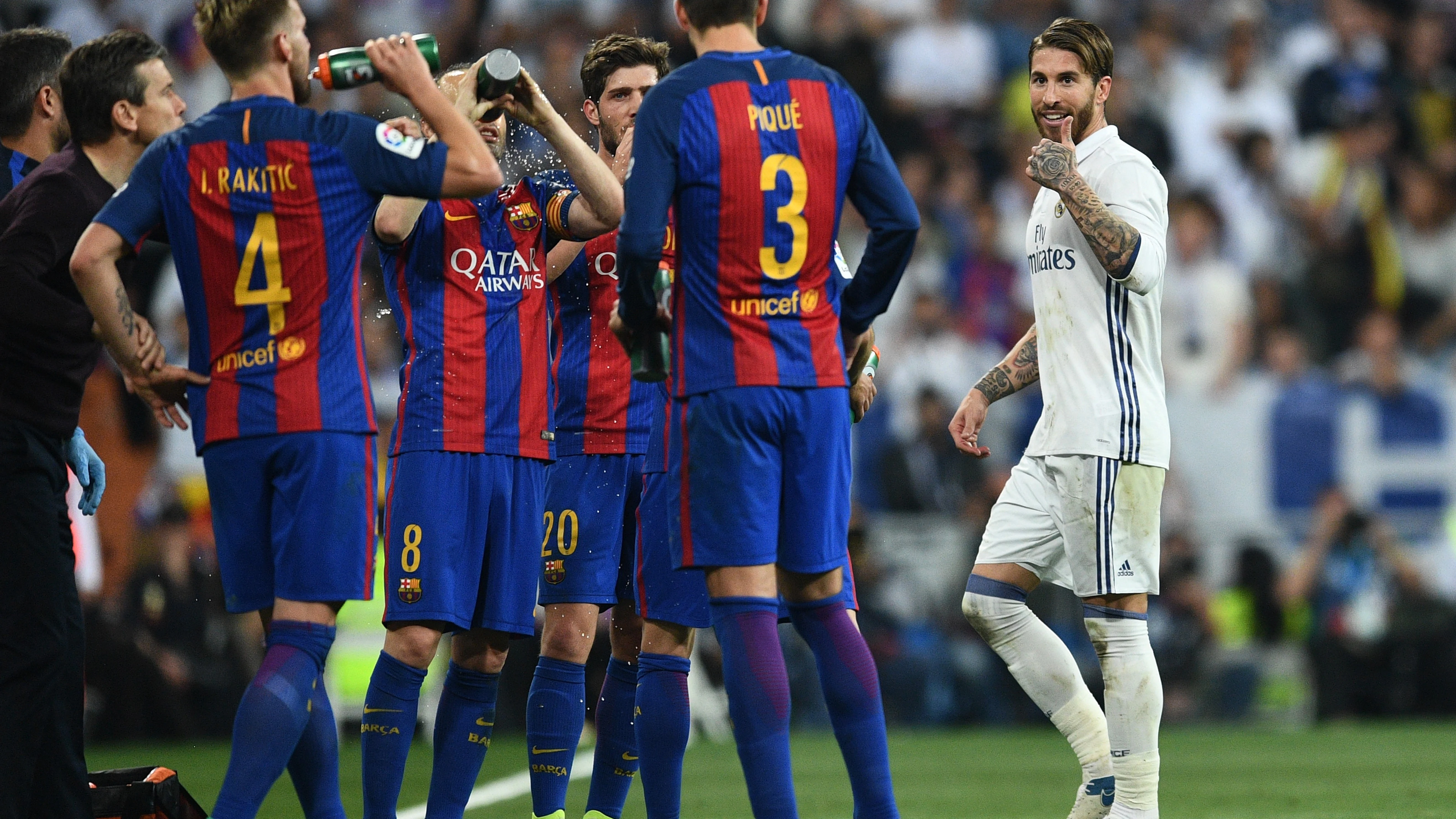 Sergio Ramos recrimina una acci&oacute;n a Gerard Piqu&eacute;