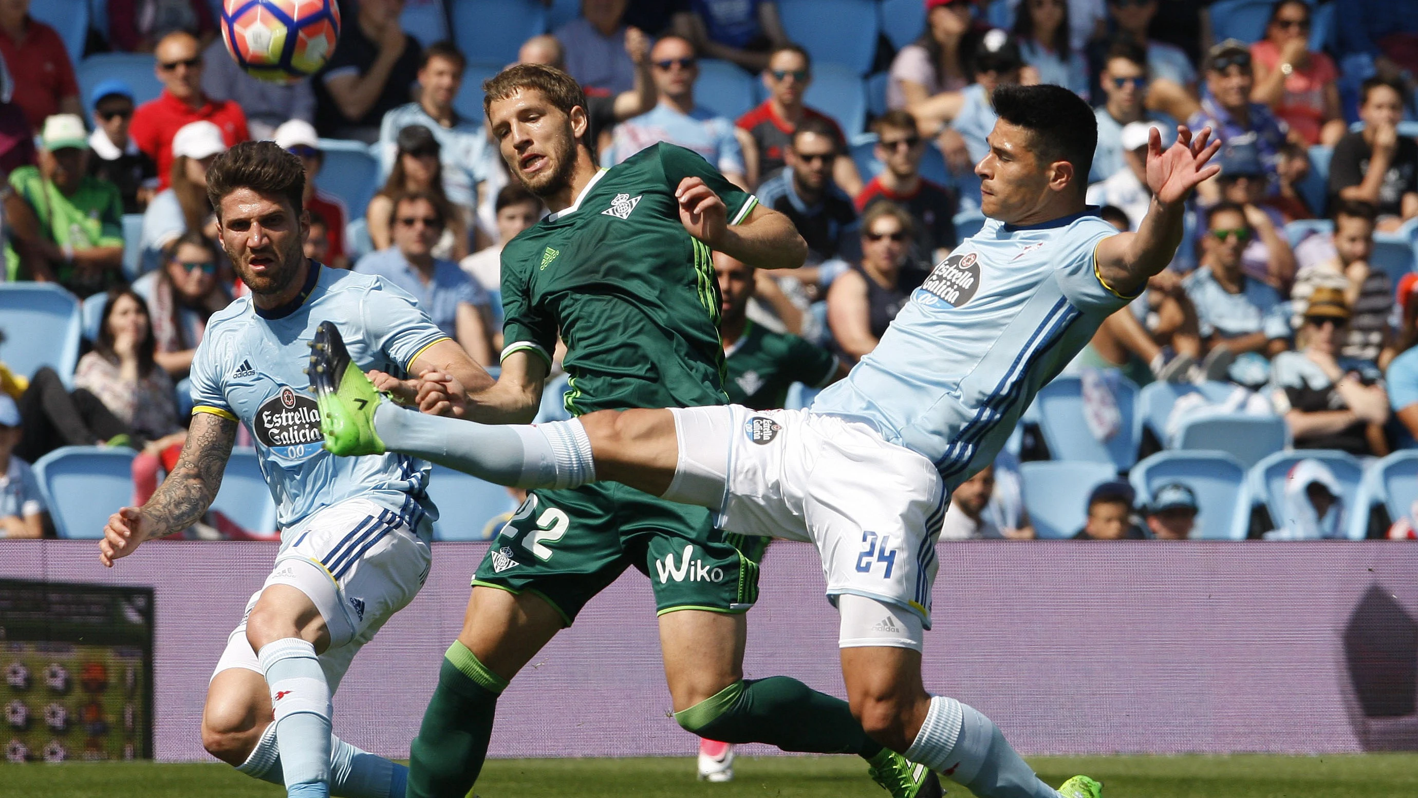Brasanac y Roncaglia, durante el Celta - Betis Brasanac y Roncaglia, durante el Celta - Betis
