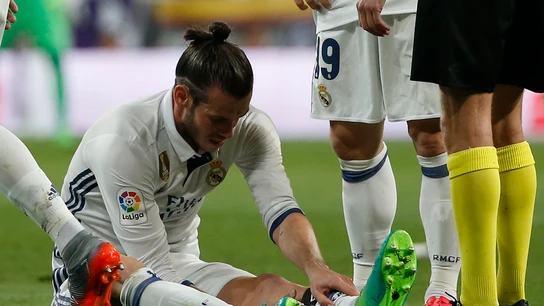 Bale se duele de su pierna izquierda Bale se duele de su pierna izquierda