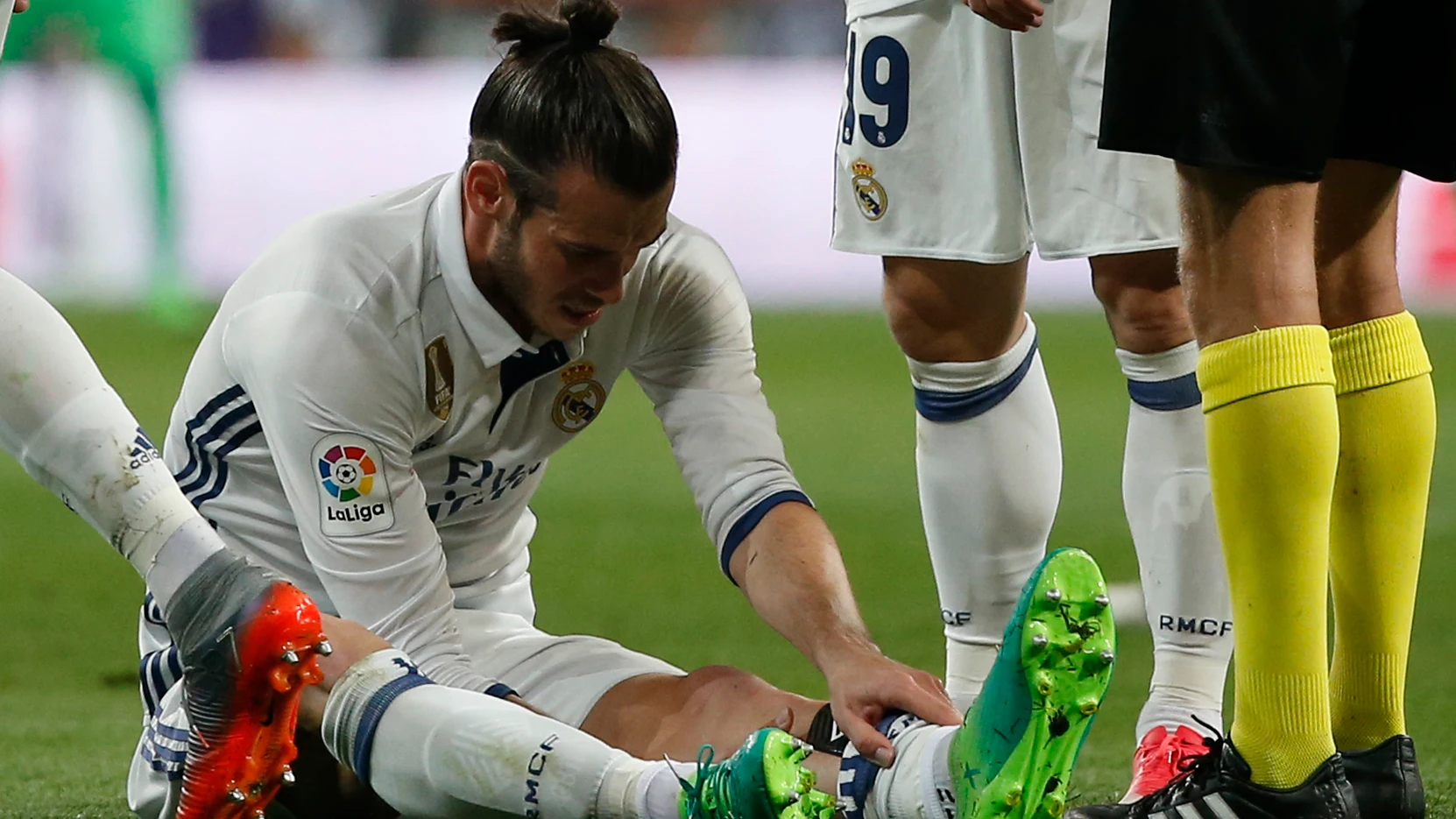 Bale se duele de su pierna izquierda Bale se duele de su pierna izquierda