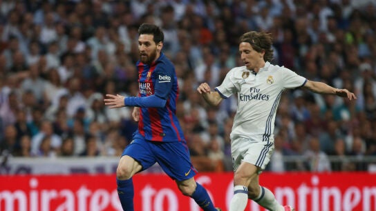 Leo Messi y Modric durante el Cl&aacute;sico