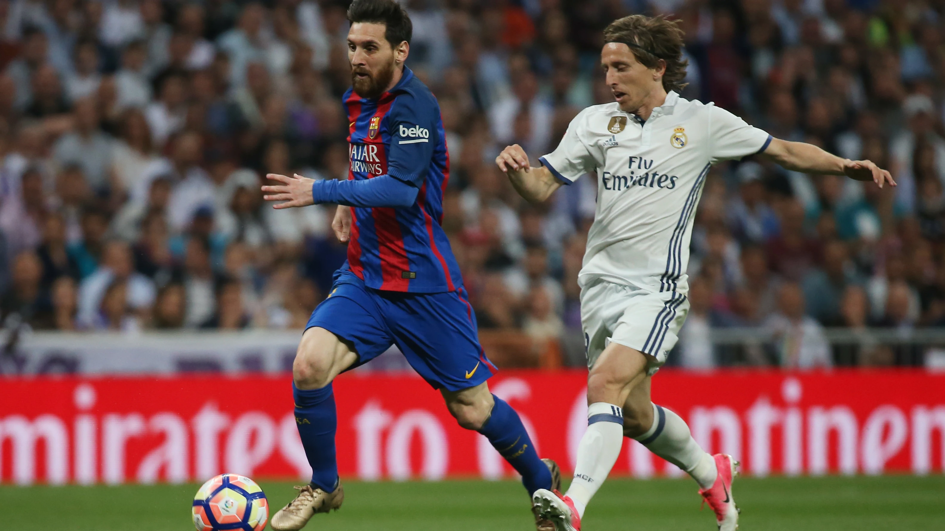 Leo Messi y Modric durante el Clásico Leo Messi y Modric durante el Clásico