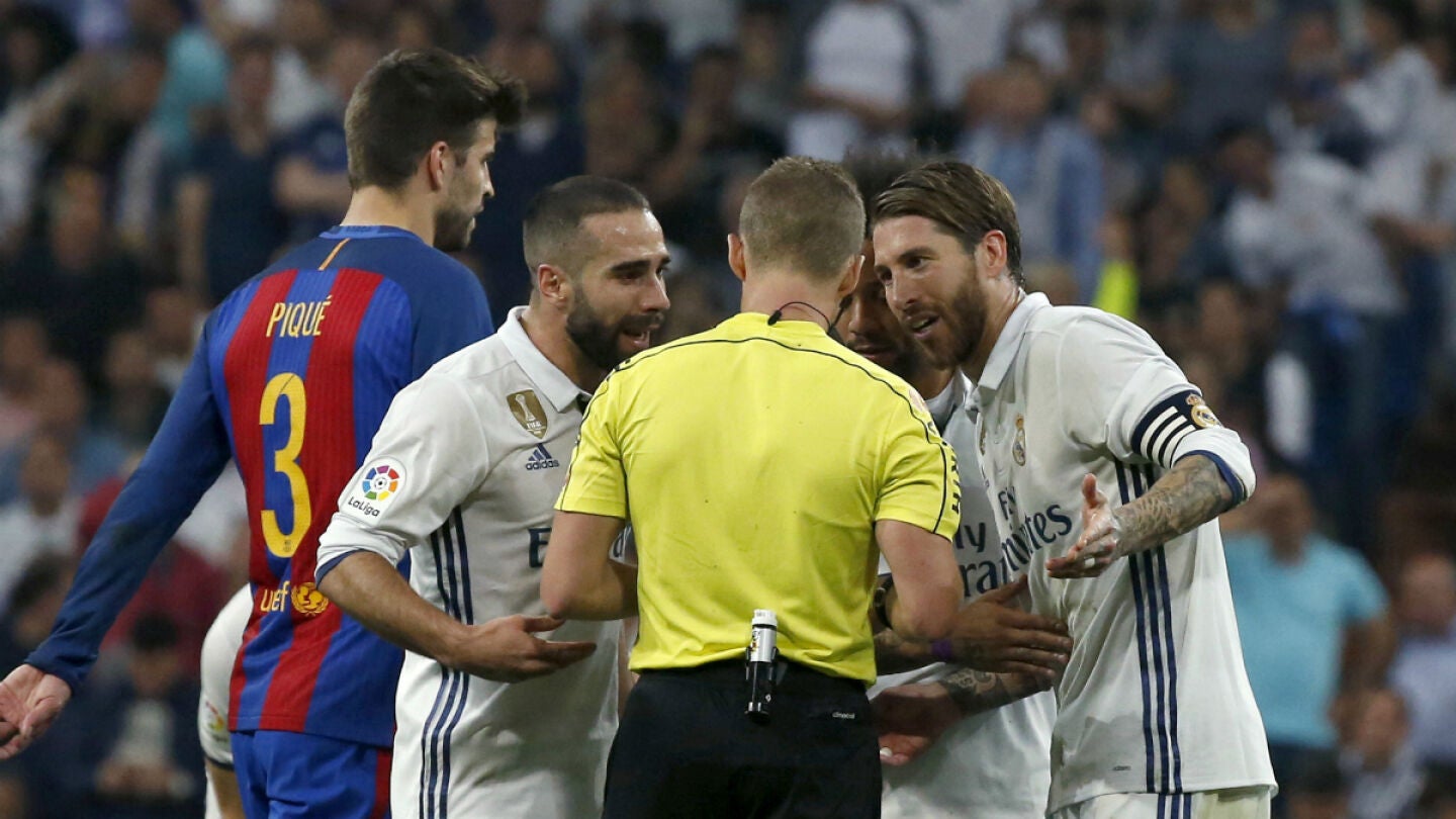 Carvajal y Ramos protestan al &aacute;rbitro