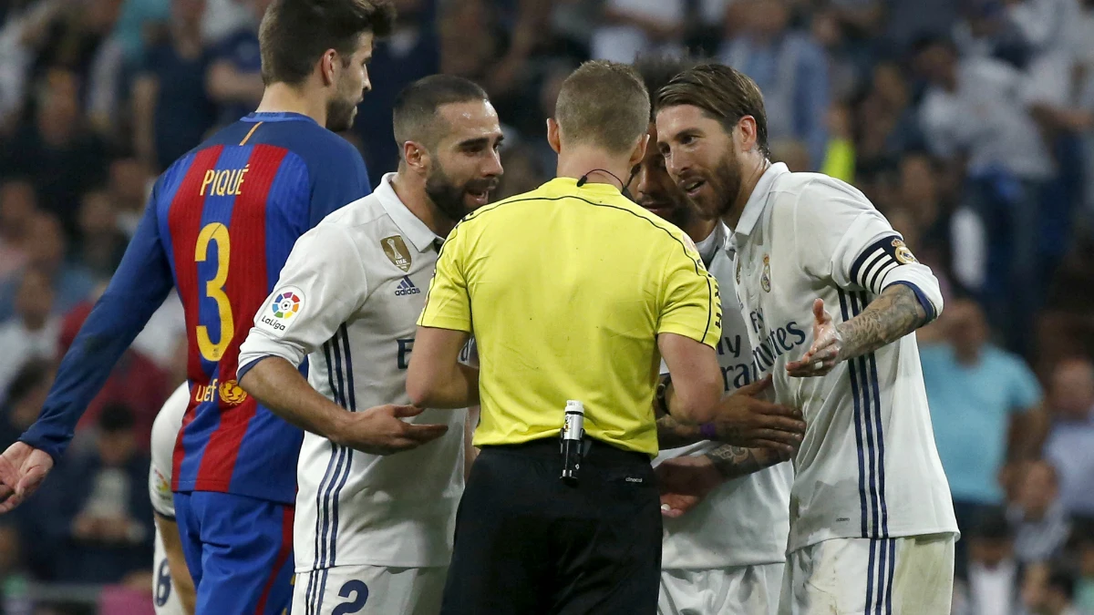 Carvajal y Ramos protestan al árbitro