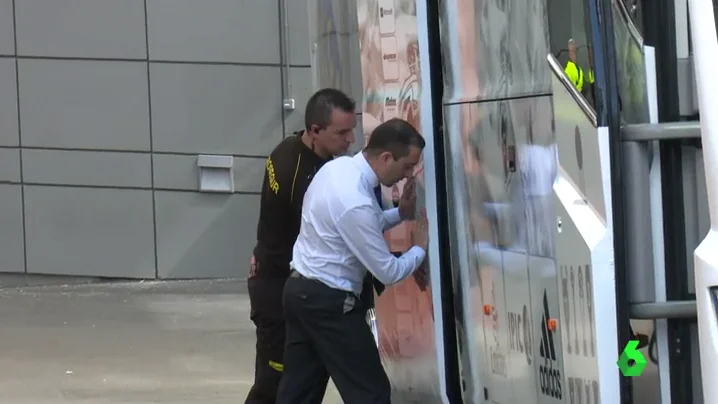 Problemas para cerrar la puerta en el bus del Real Madrid