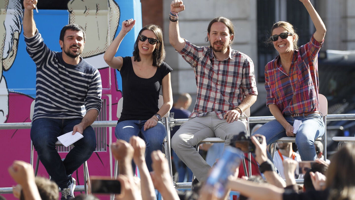 Los miembros de Podemos durante el &uacute;ltimo acto del Tramab&uacute;s en la Puerta del Sol de Madrid