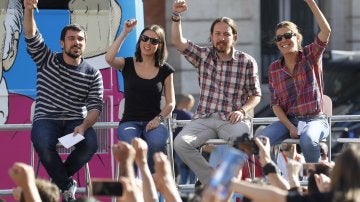 Los miembros de Podemos durante el último acto del Tramabús en la Puerta del Sol de Madrid