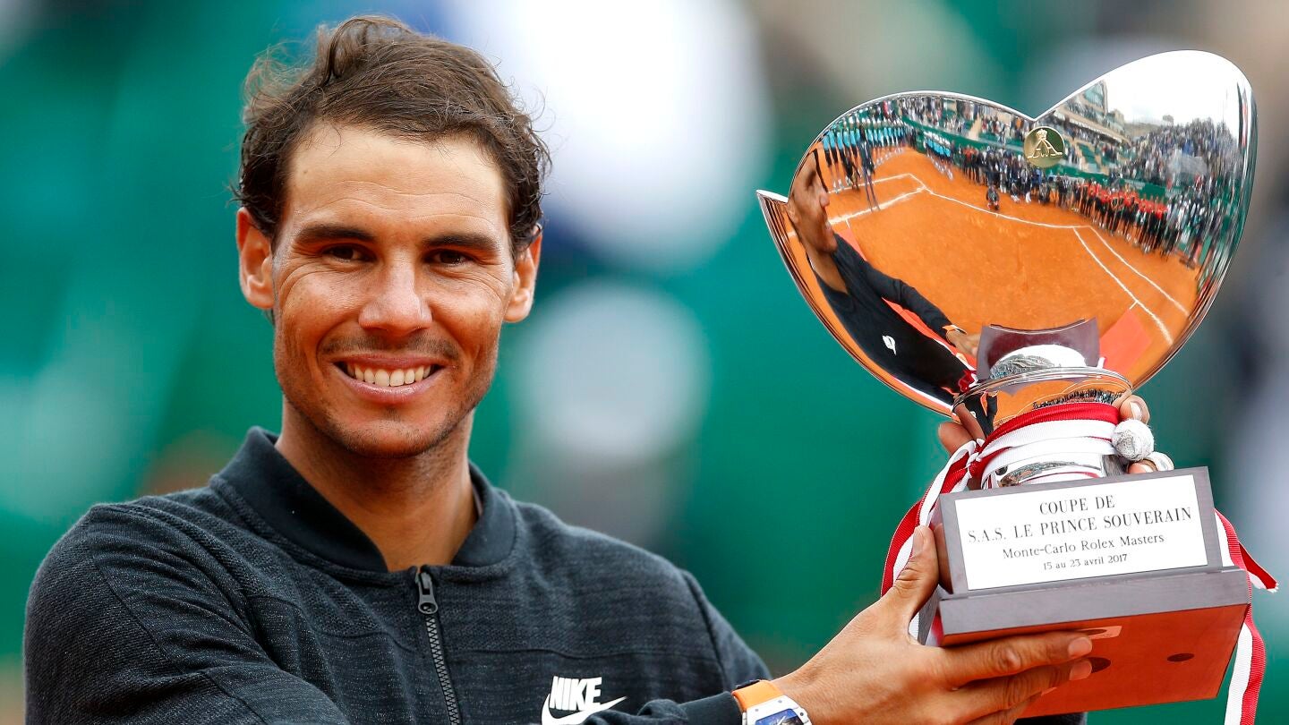 Rafa Nadal recogiendo su trofeo en Montecarlo