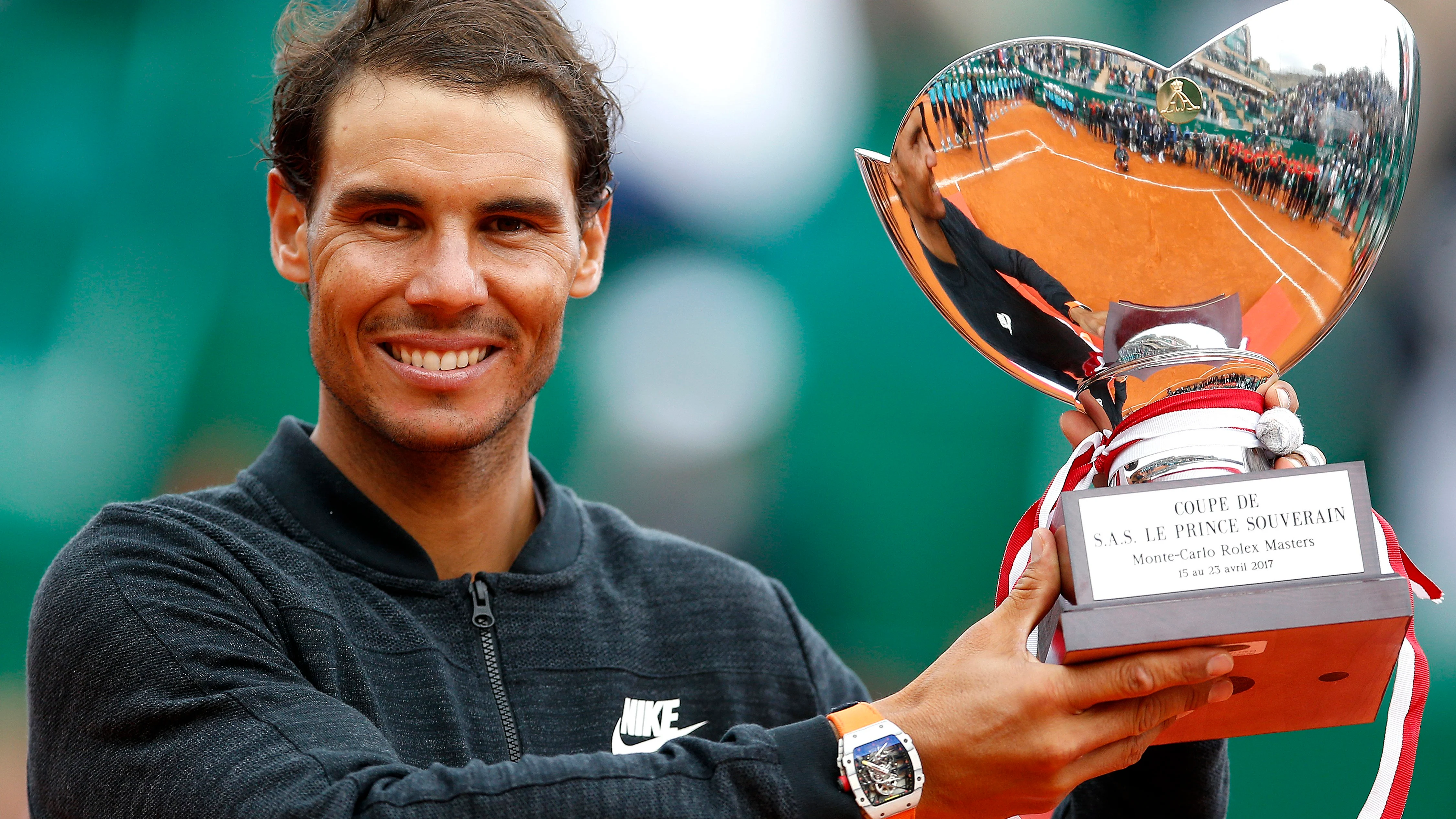 Rafa Nadal recogiendo su trofeo en Montecarlo