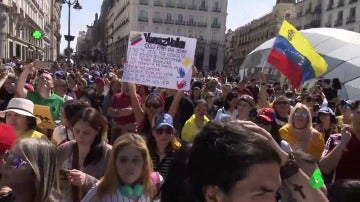 Venezolanos protestando contra Nicolás Maduro en la Puerta del Sol, Madrid