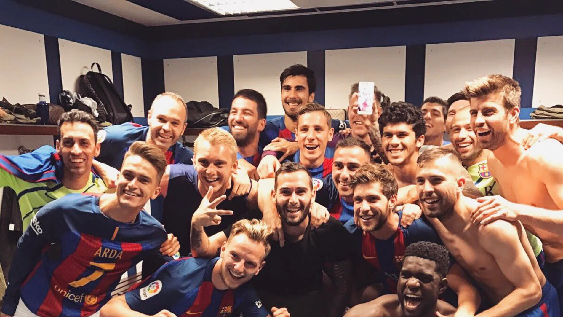 El vestuario del Barça celebra la victoria en el vestuario del Bernabéu