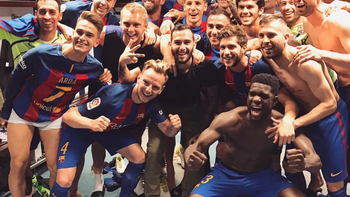 El vestuario del Barça celebra la victoria en el vestuario del Bernabéu