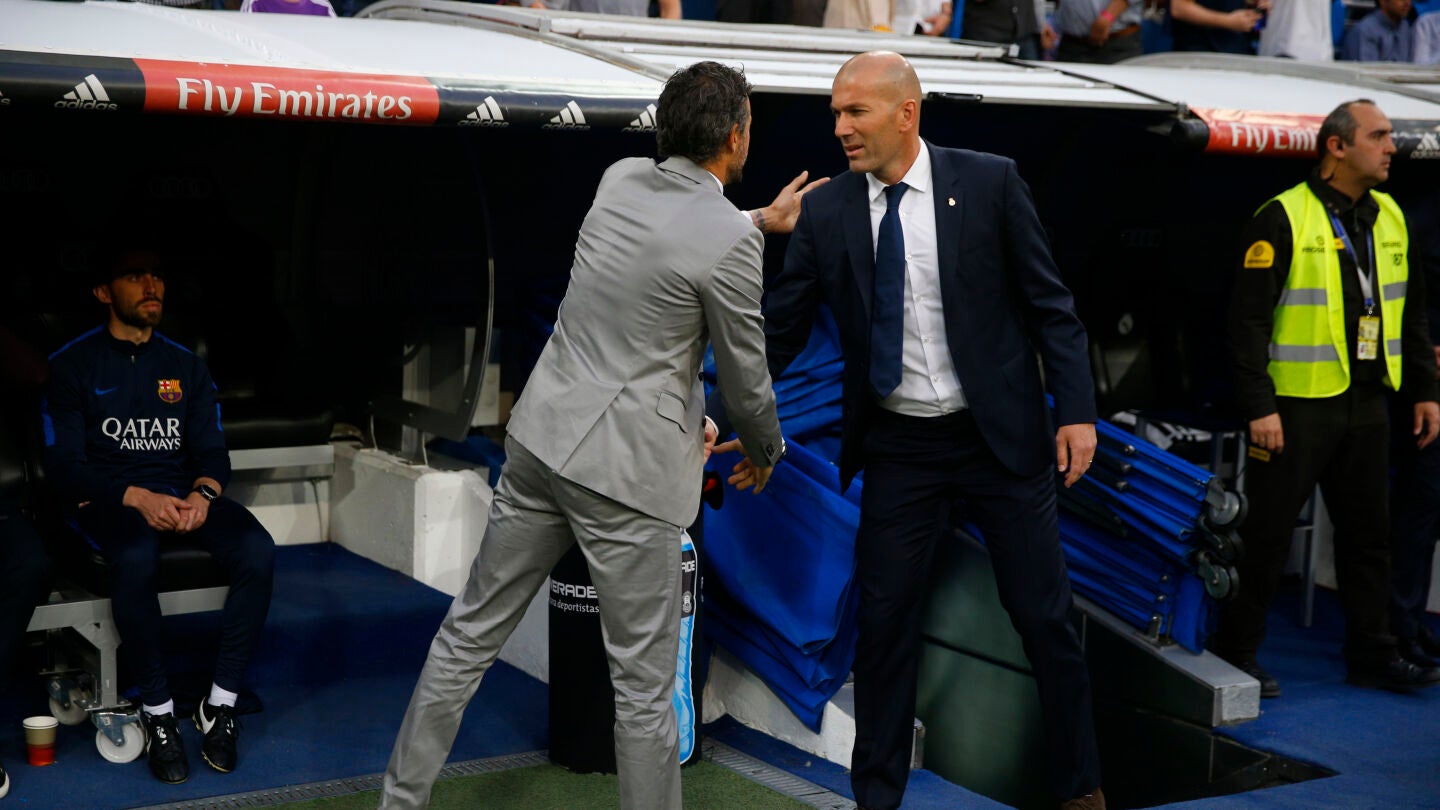 Luis Enrique y Zidane se saludan antes del Cl&aacute;sico