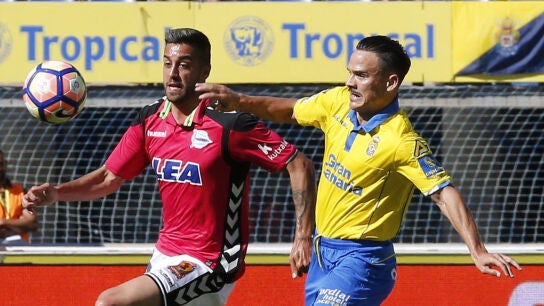 Roque Mesa y Camarasa disputan el bal&oacute;n en el Alav&eacute;s - Las Palmas