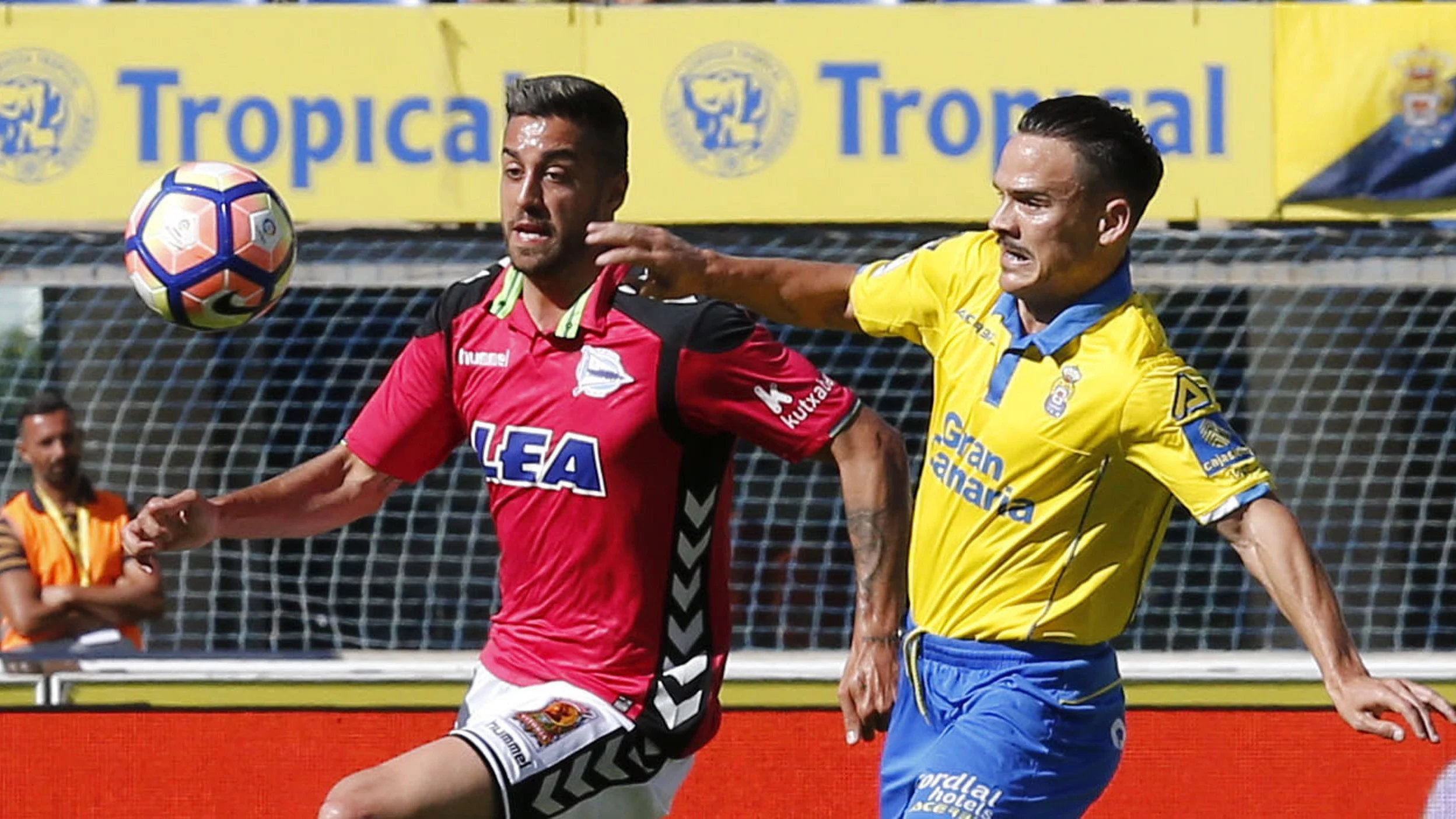 Roque Mesa y Camarasa disputan el balón en el Alavés - Las Palmas