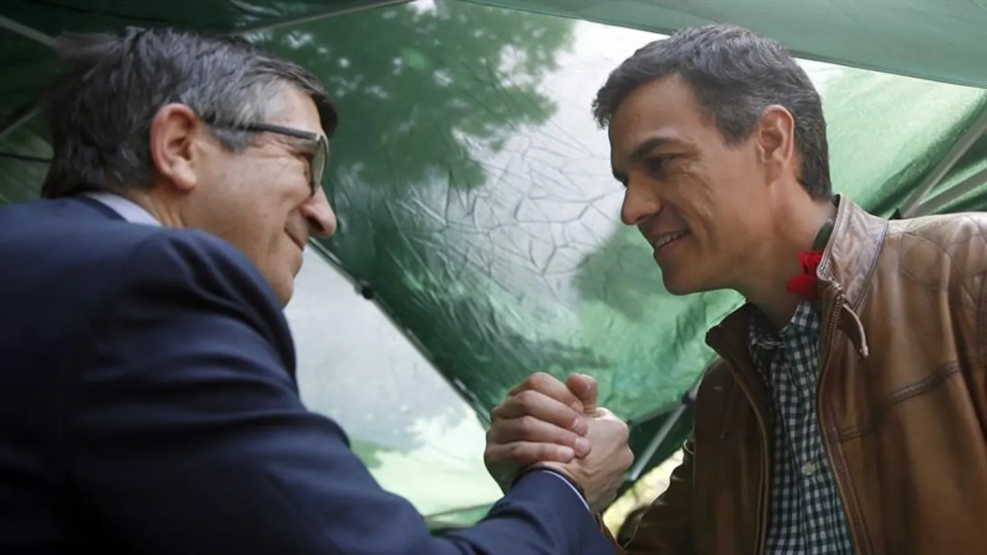Patxi López y Pedro Sánchez coinciden en el Sant Jordi Patxi López y Pedro Sánchez coinciden en el Sant Jordi