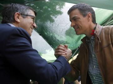 Patxi López y Pedro Sánchez coinciden en el Sant Jordi Patxi López y Pedro Sánchez coinciden en el Sant Jordi