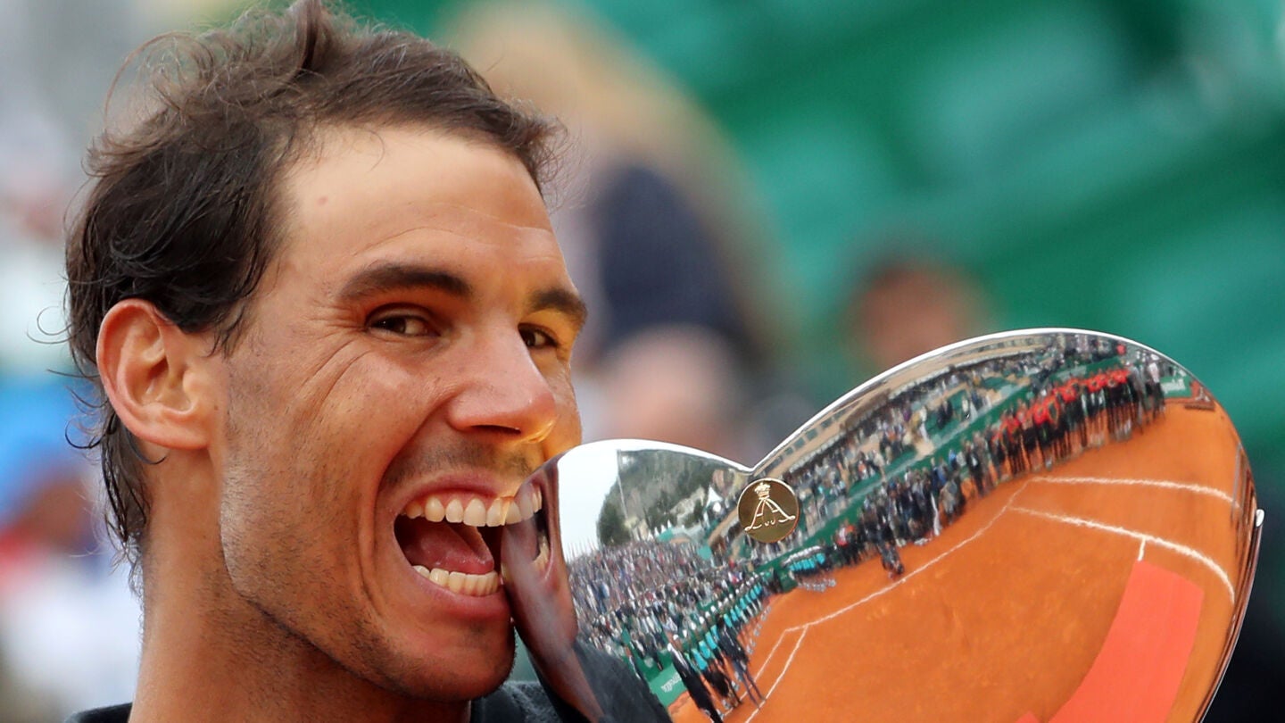 Rafa Nadal muerde el trofeo de campe&oacute;n de Montecarlo por d&eacute;cima vez en su carrera
