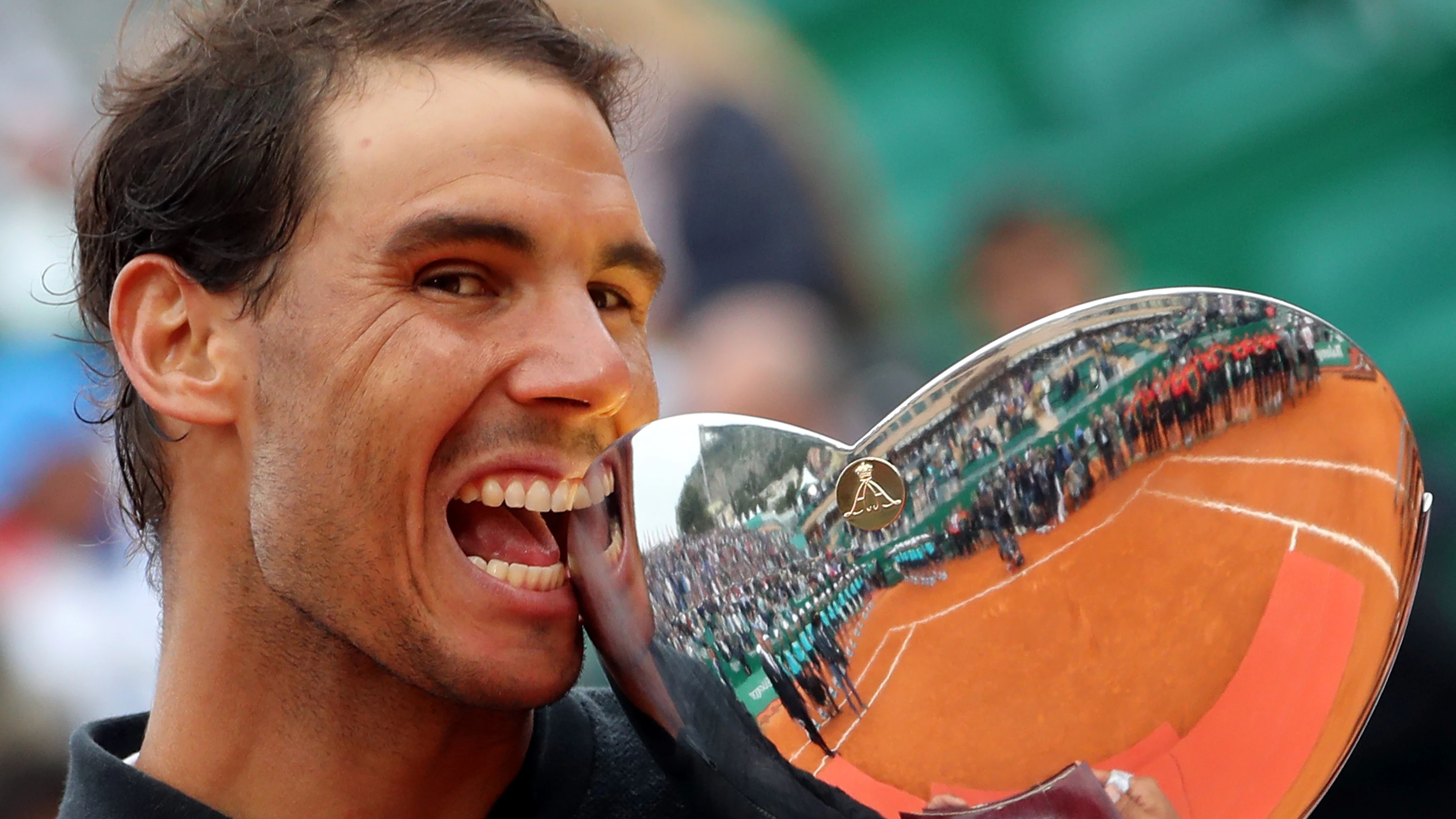 Rafa Nadal muerde el trofeo de campeón de Montecarlo por décima vez en su carrera