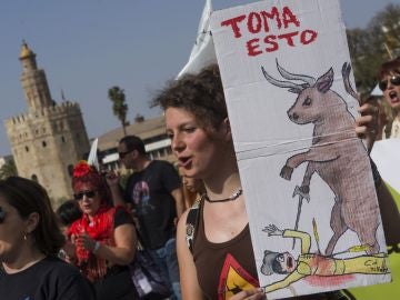 Manifestantes durante la marcha antitaurina de Sevilla Manifestantes durante la marcha antitaurina de Sevilla