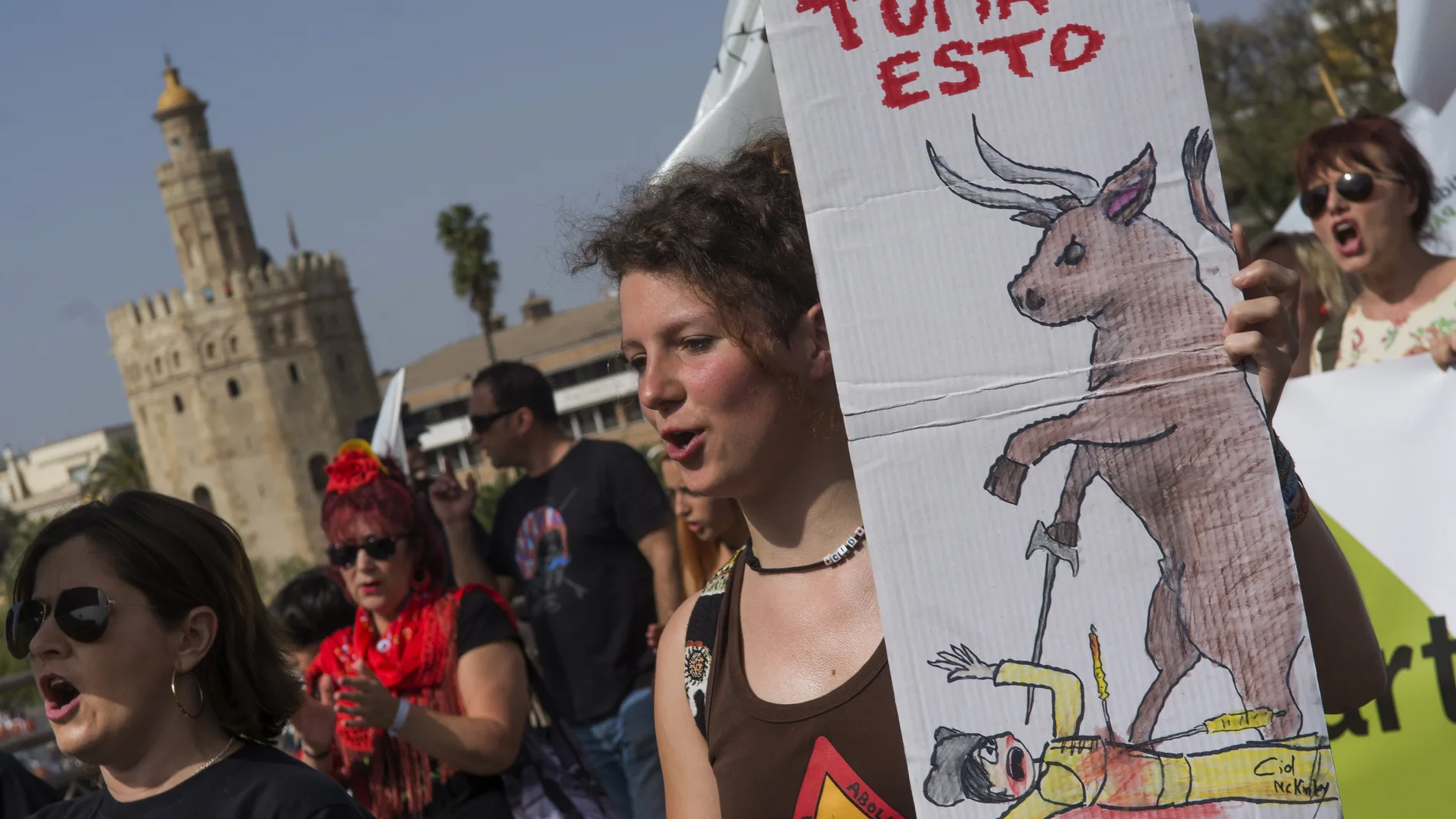 Manifestantes durante la marcha antitaurina de Sevilla