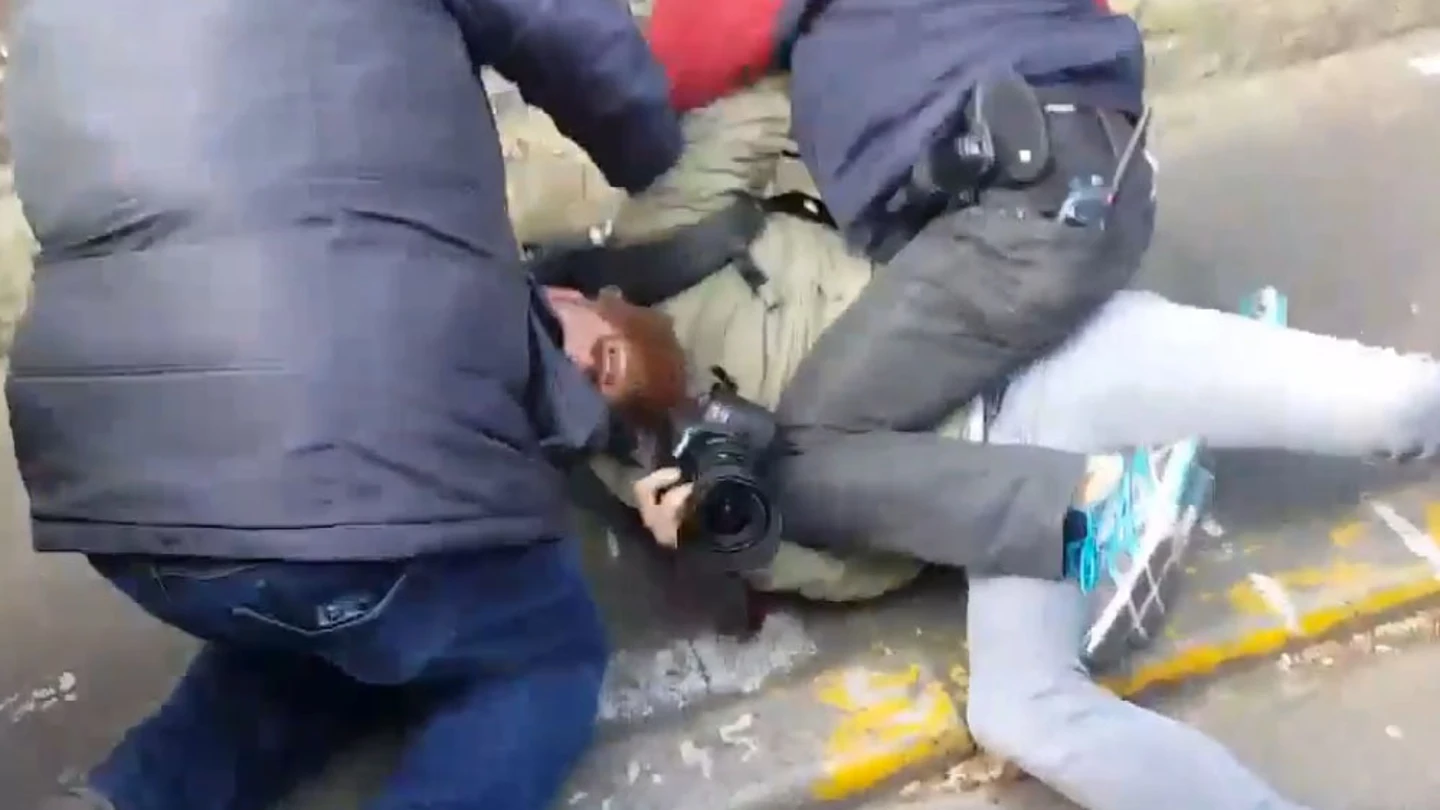 Periodista agredido por guardaespaldas de Le Pen Periodista agredido por guardaespaldas de Le Pen