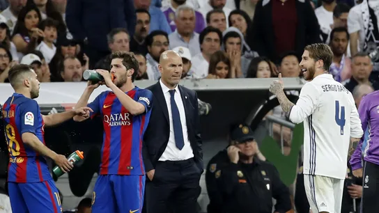 Zidane observa a Ramos tras su expulsión en El Clásico Zidane observa a Ramos tras su expulsión en El Clásico