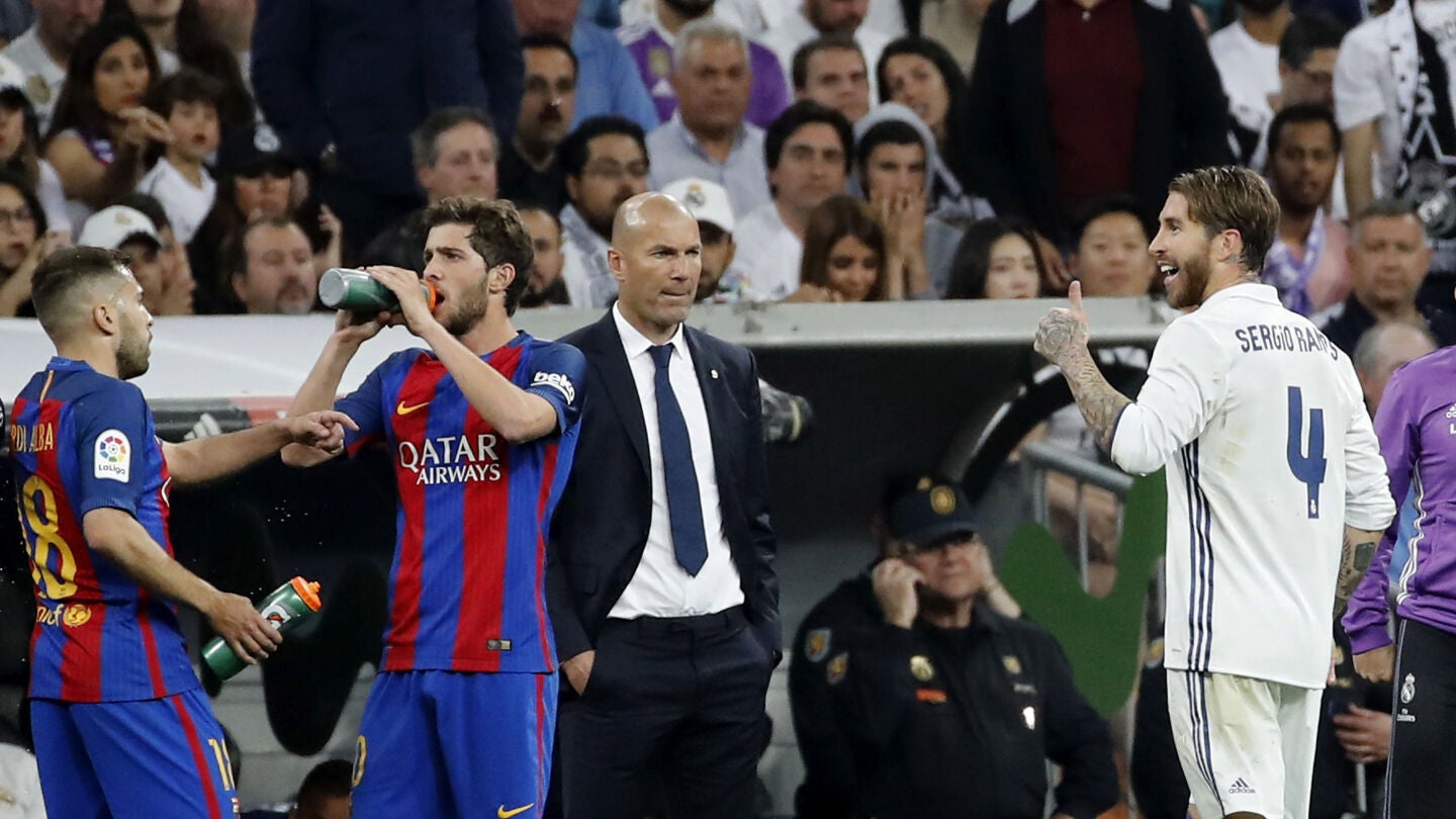 Zidane observa a Ramos tras su expulsi&oacute;n en El Cl&aacute;sico