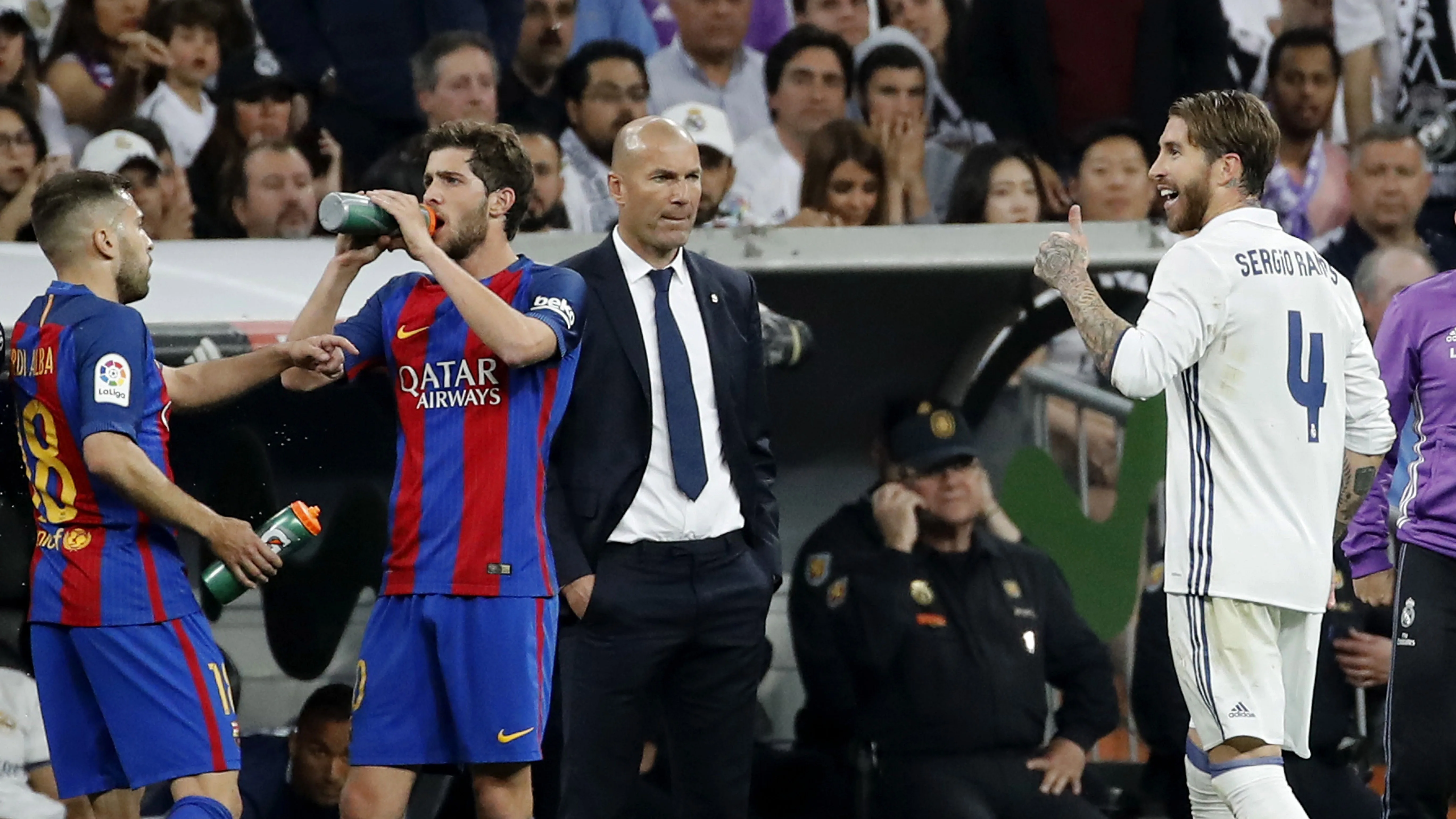 Zidane observa a Ramos tras su expulsión en El Clásico