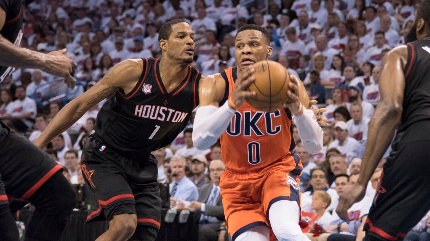 Russel Westbrook conduce el bal&oacute;n en el partido ante Houston